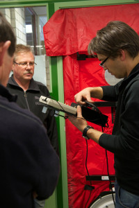 Das Blower-Door-Seminar vermittelt theoretisches und praktisches Wissen.