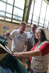 Hier sind wir in pro clima Sanierungshalle. Neben mir meine Karin Wullf, meine GIH-Kollegin, die mir immer viel Arbeit abnimmt und Wolf Dötterer vom GIH Vorstand. 