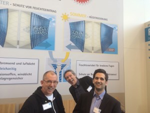 Spaß am pro clima Stand: Thomas Gärtner, pro clima Praxisschulungsleiter, Michael Förster, pro clima Leiter der Anwendungstechnik und Aritight Jochen Götz von bionic3.