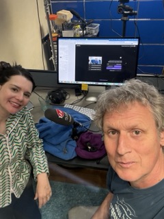 Making-of zur Podcastfolge 64 von „Luftdichtheit geprüft“: Heide und Holger Merkel während der Aufnahme zur FLiB-Checkliste, Katzenklappen und typischen Missverständnissen beim Blower-Door-Test.